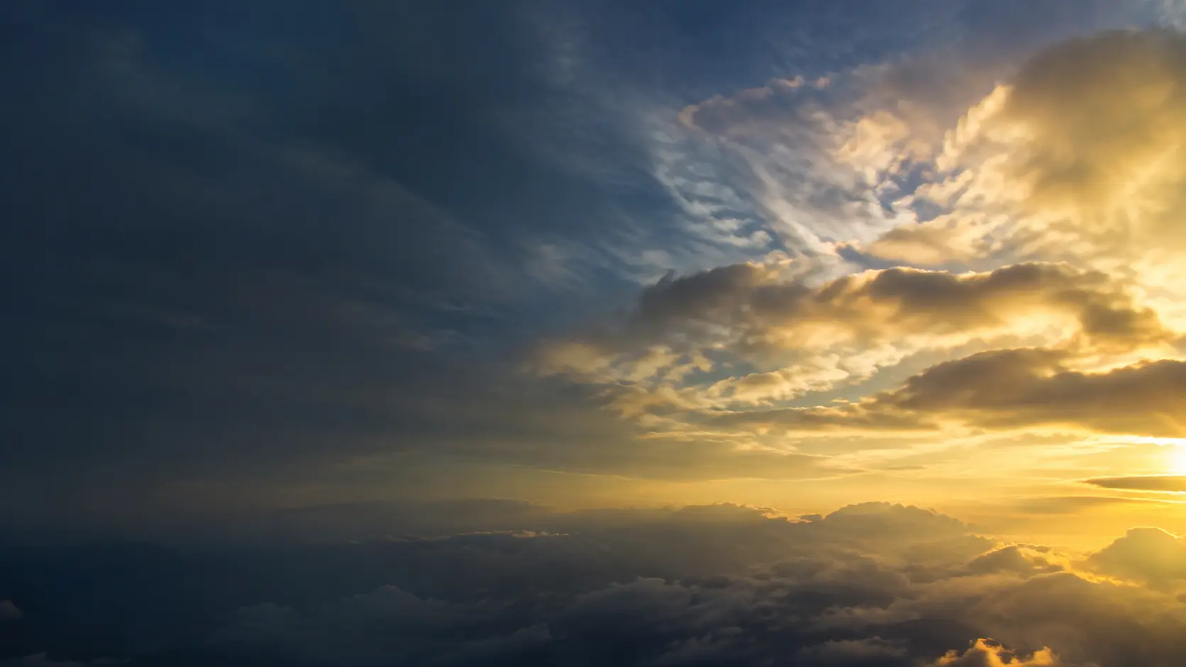 Cielo andino al amanecer con nubes iluminadas